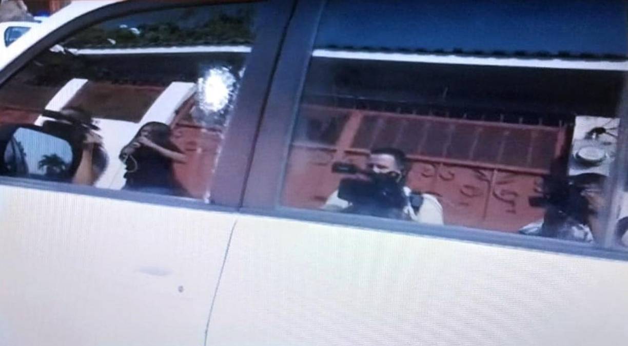 Esto provocó que los delincuentes huyeran, colisionando su vehículo en la huida. Uno de los agentes resultó con un golpe leve en la cabeza como consecuencia del incidente.