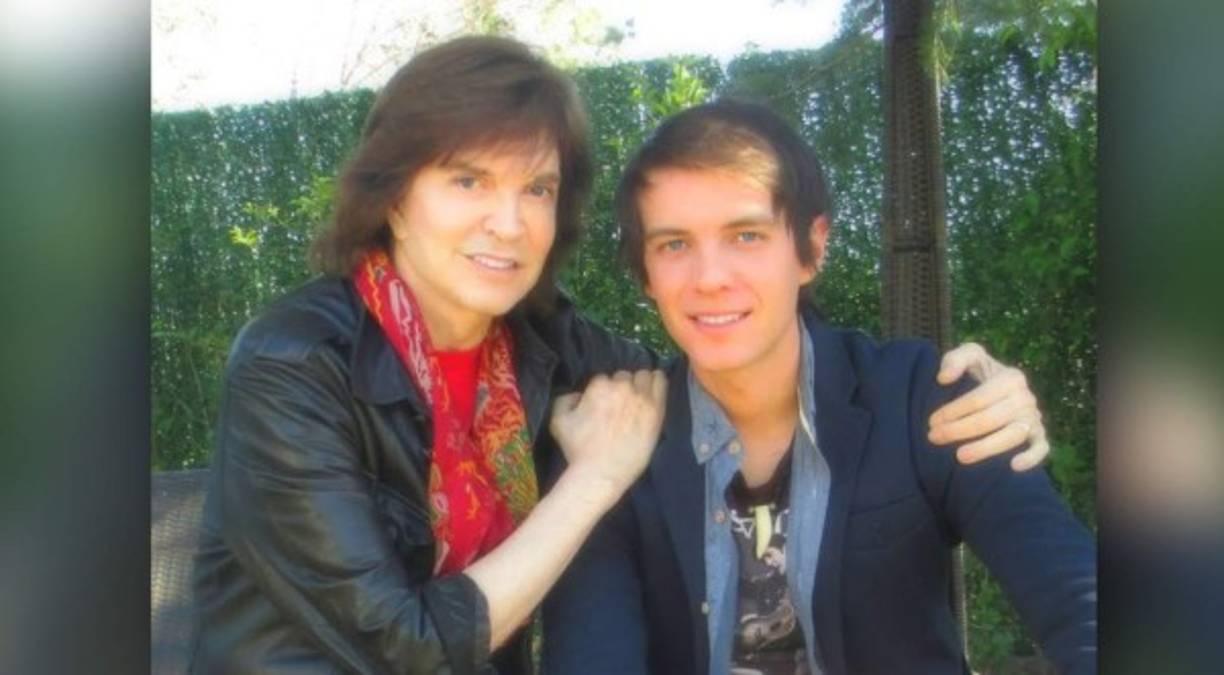 'Te vas Amor, pero te quedas, porque formas parte de mi': con este tierno mensaje ha recordado Camilo Blanes a su padre Camilo Sesto. Blanes compartió una enternecedora fotografía junto a su padre, misma que se ha llenado de mensajes de condolencias por parte de los seguidores de ambos.