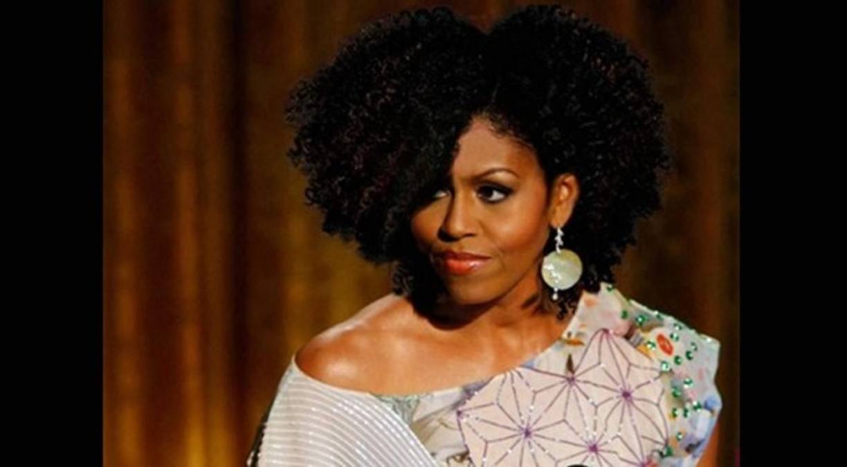 La diversidad de sus look también sorprende, pues se caracteriza por ser multifacética en sus peinados.