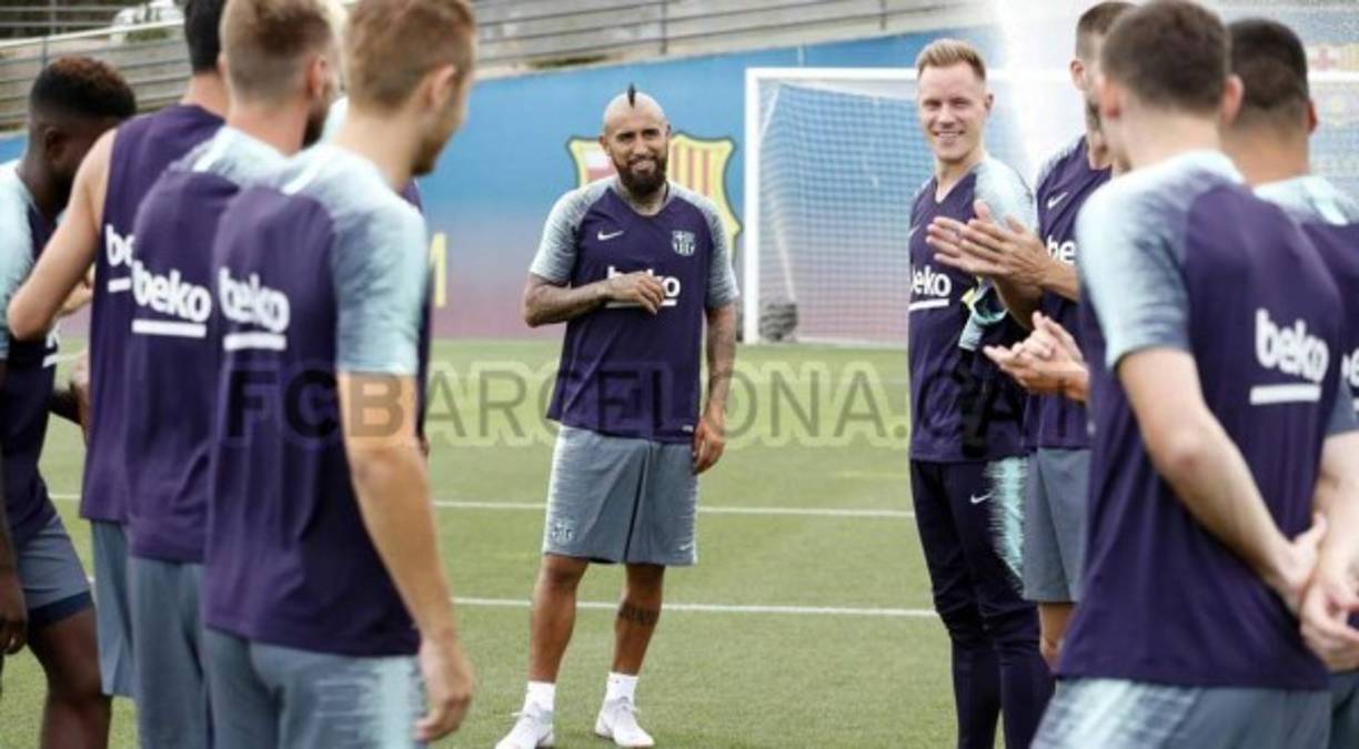 En todo momento, Vidal estuvo sonriente y se ejercitó bajo la atenta mirada de Ernesto Valverde.