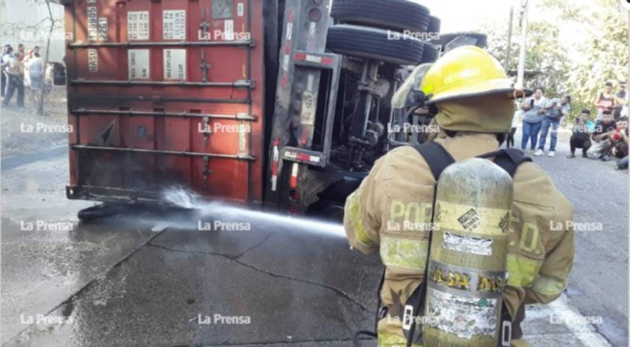 En el fatal accidente participaron tres rastras, un carro turismo y una motocicleta. Una de las rastras quedó volcada en la carretera.
