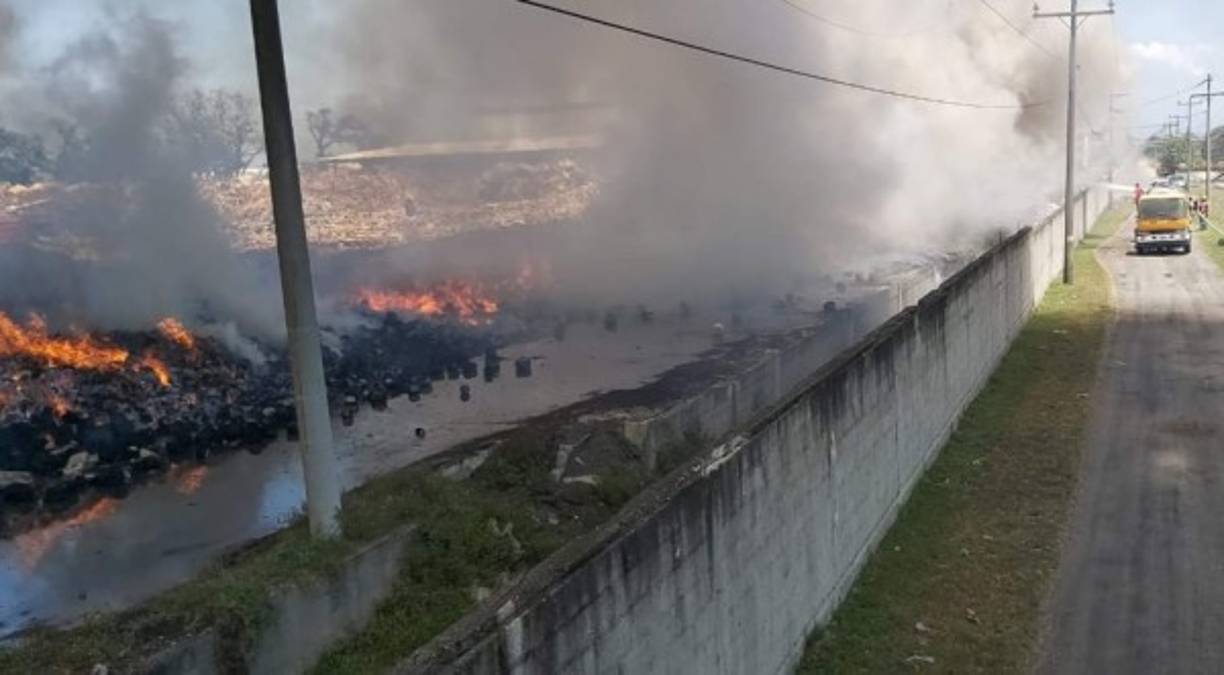 25 bomberos, cinco unidades contra incendios, una ambulancia y un equipo de intervención rápida llegaron al lugar por la dimensión el incendio. <br/>