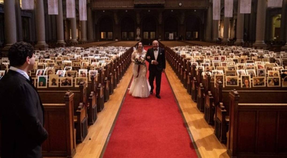 La pandemia de coronavirus no ha logrado cancelar las bodas de cientos de parejas que decidieron seguir adelante con sus planes pese al confinamiento mundial por el Covid 19.