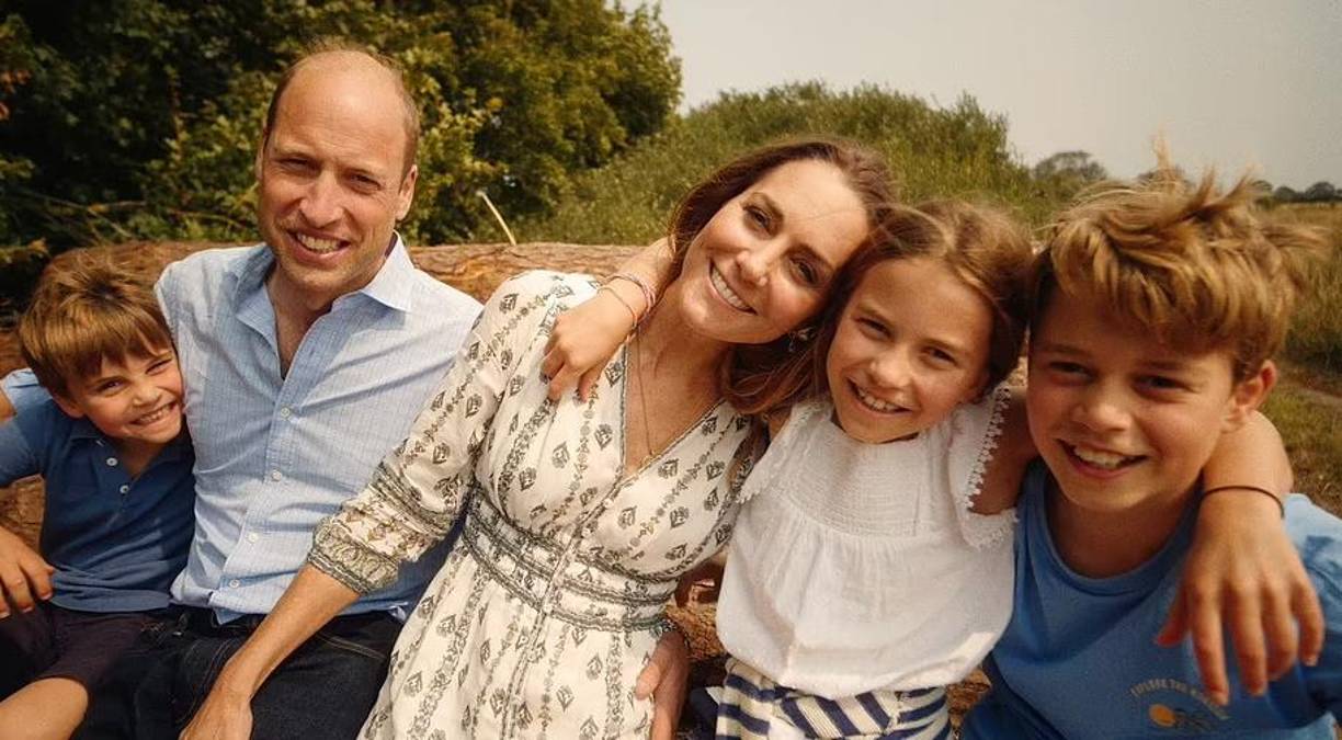 Las imágenes muestran a la familia Gales disfrutando sus vacaciones de verano en Norfolk.