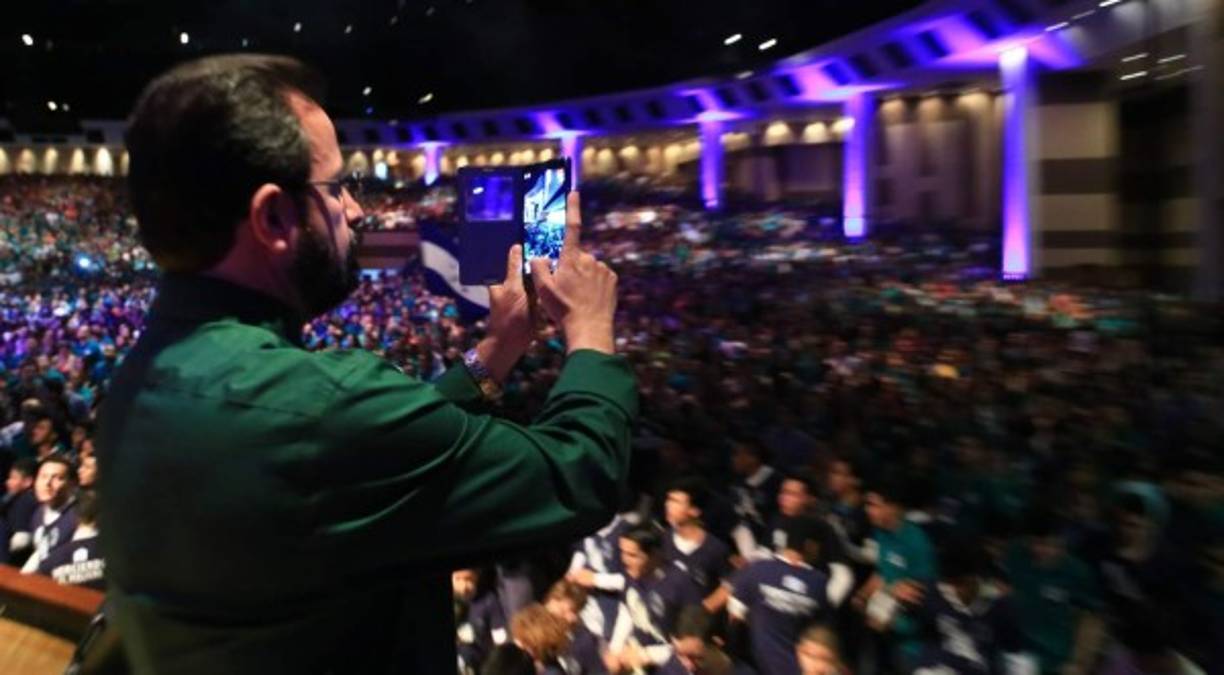 Miles de personas llegaron a la Ebenezer para participar de una vigilia y recibir juntos el 2015. Foto. Jordan Perdomo.