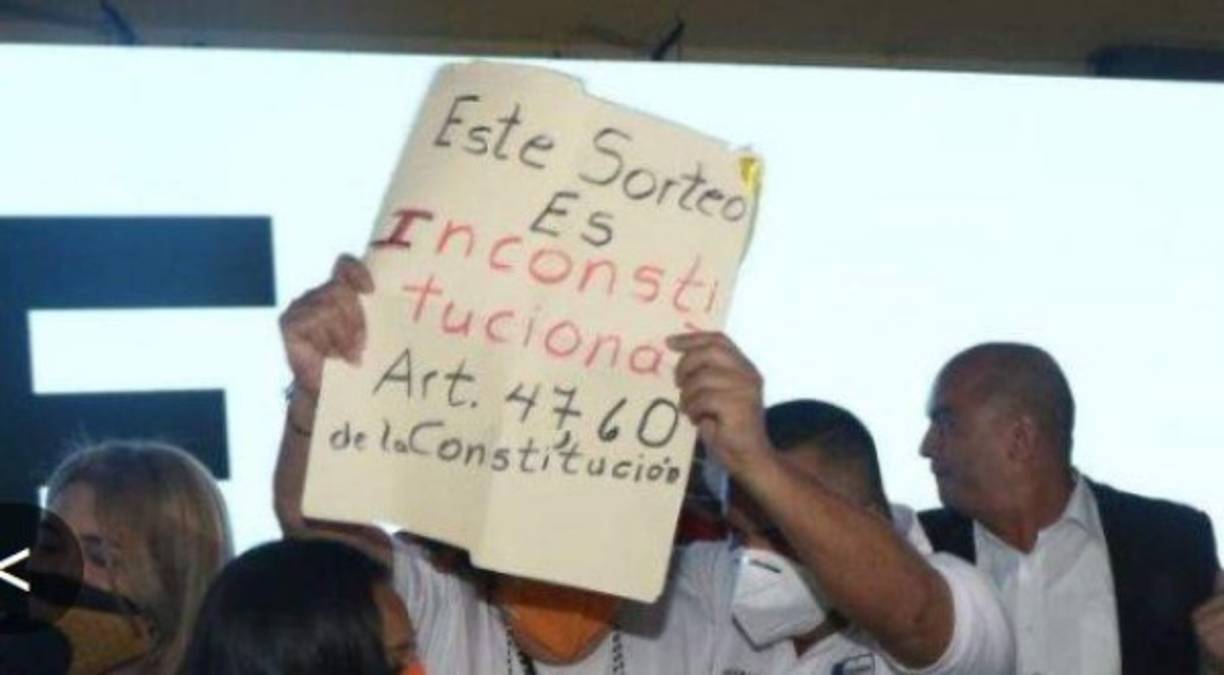 Representantes de partidos minoritarios protestan durante el sorteo de las posiciones que ocuparán en las papeletas los candidatos a la presidencia.