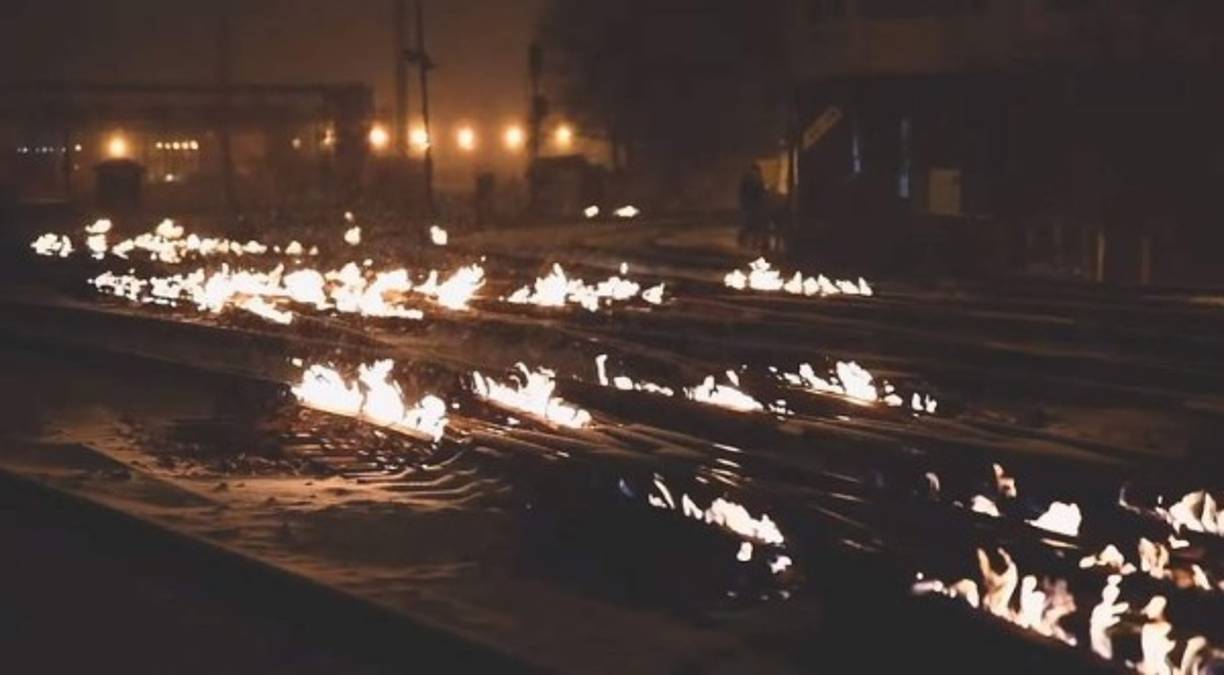 Los ingenieros temen que el metal de las vías del tren pueden contraerse por la congelación a tal punto que los tornillos, que lo mantiene en su sitio, comienzan a salir de su posición.