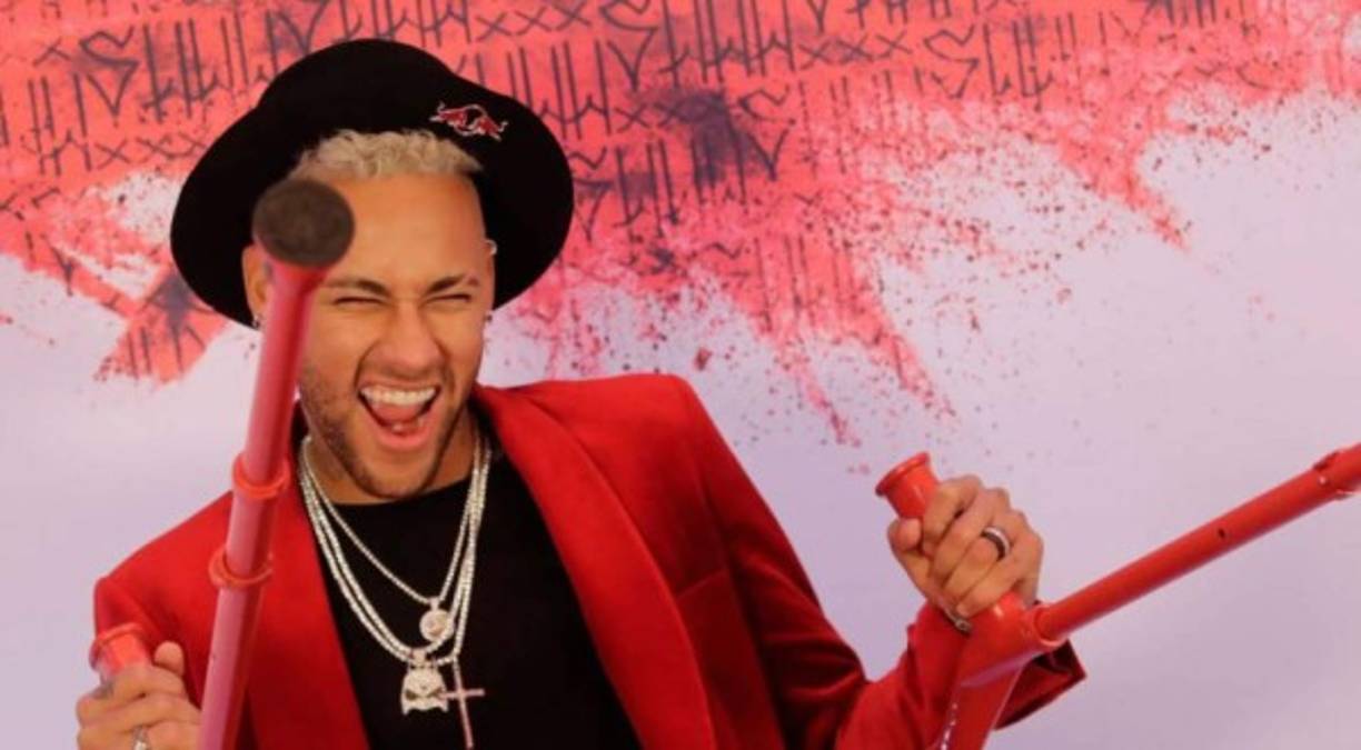 La prensa local reveló además que la única regla impuesta por Neymar ha sido la total prohibición del uso de los teléfonos móviles.