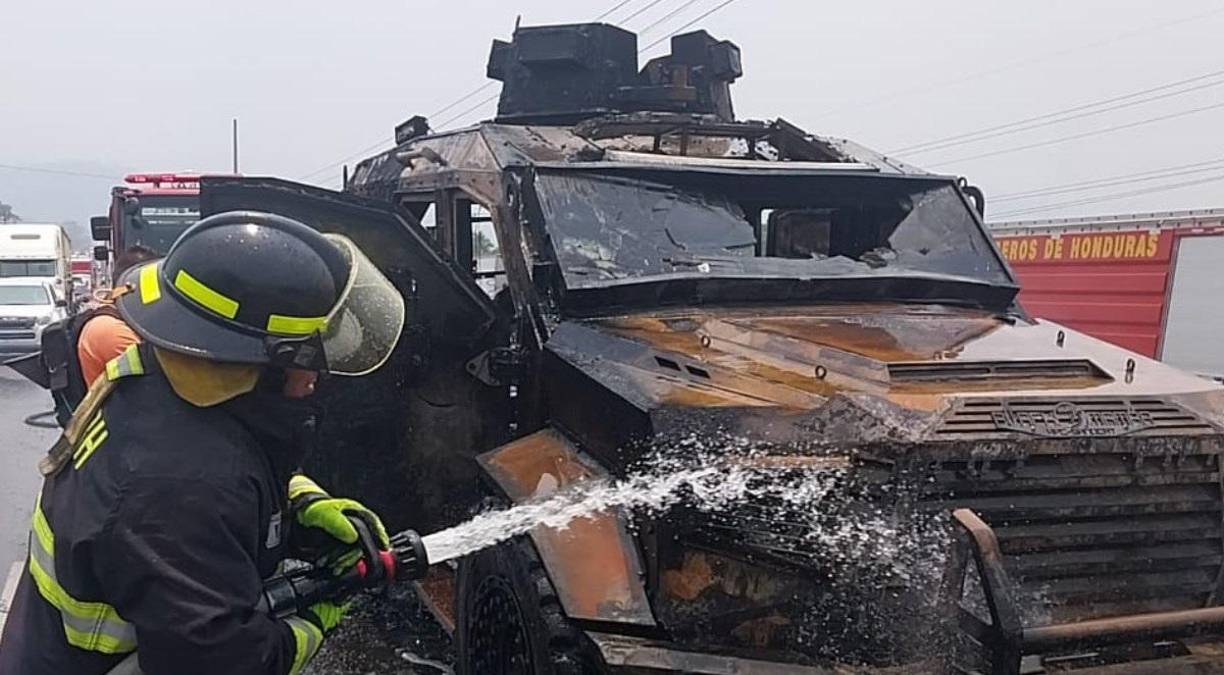 Uno de los “Black Mamba” recién adquiridos por la Secretaría de Seguridad, se incendió en la carretera CA-5, a la altura del Valle de Amarateca.