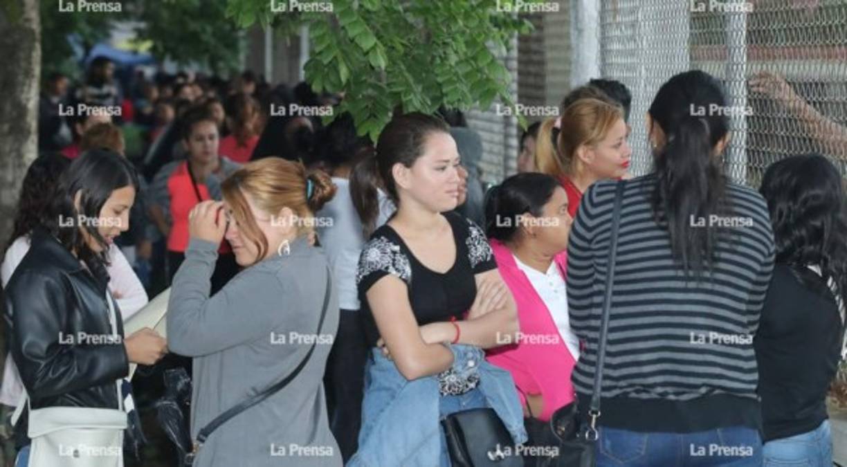 Enormes filas de hondureños desempleados se forman desde altas horas de la madrugada frente a las maquilas que hay en San Pedro Sula.