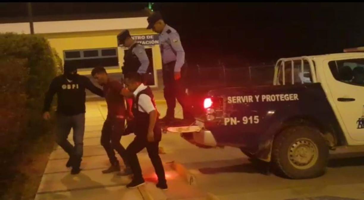 “El ahora detenido después de una discusión con su padre por herencias de tierras atacó con arma blanca a su propio padre de nombre Julián Martínez de 70 años de edad hecho ocurrido el lunes 03 de abril del año 2023 en la aldea La San Sebastián del municipio de Piraera, Lempira al momento de su detención se le decomisó el arma homicida”, detallaron las autoridades.