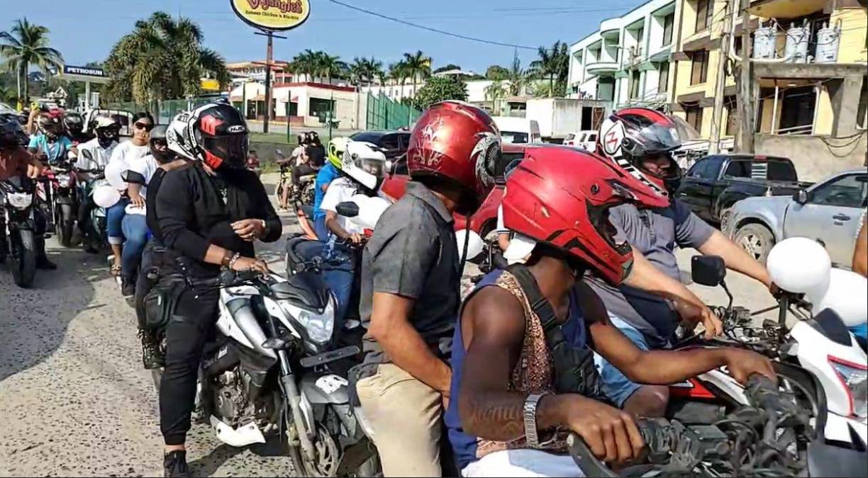Con globos blancos, pancartas y música familiares y amigos de las jóvenes asesinadas expresaron su consternación por hacerle justicia a las tres jóvenes asesinadas.
