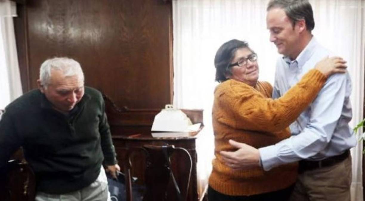 La primera noticia positiva que recibió Elizebeth fue cuando un funcionario del gobierno chileno le confirmó que le daría una cosa. Elizabeth recibió la información por parte del ministro de Bienes Nacionales de Chile, Felipe Ward, al ser incluida en el programa de ayuda económica 'Operación Rescate'.