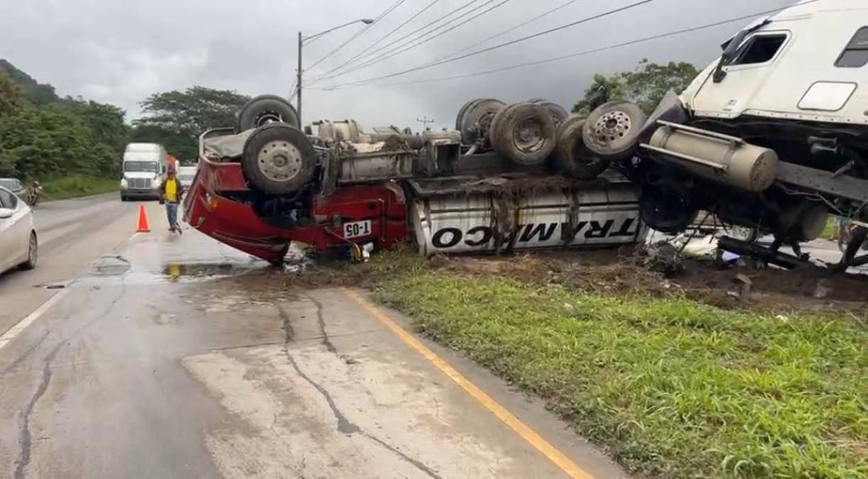 Por el momento solo se reportan una persona herida y daños materiales.