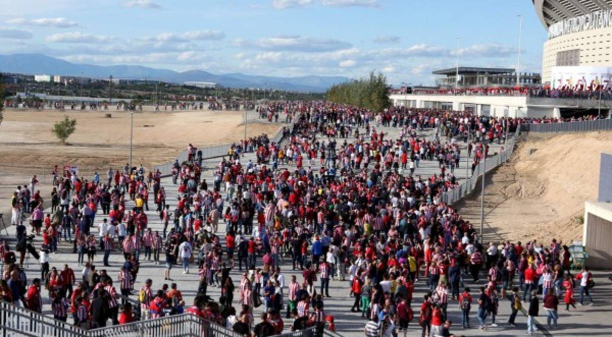 GRA417. MADRID, 16/09/2017.- Miles de aficionados se acercan al Wanda Metropolitano, nuevo estadio del Atlético de Madrid, antes del partido de Liga en Primera División que les enfrentará esta noche al Málaga. EFE/Javier López