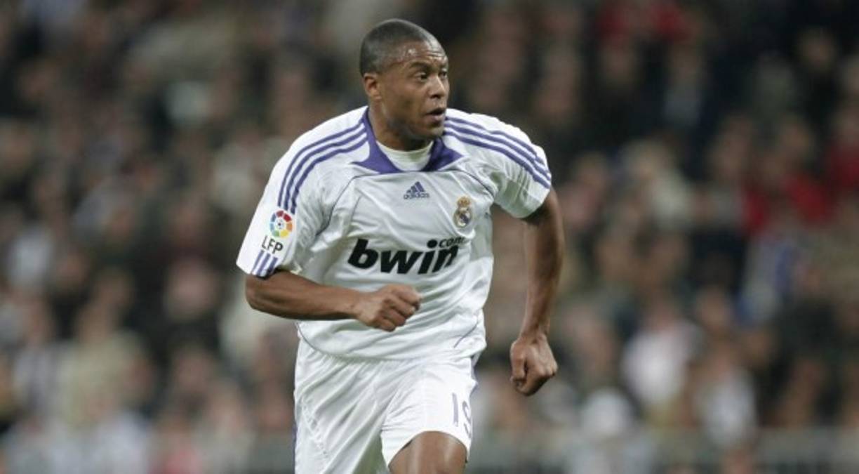 El brasileño Júlio Baptista, que jugó en el Real Madrid en la temporada 2005 y también en la 2007, dijo en este año: 'Son los dos mejores del mundo. Messi tiene un don natural que Cristiano no tiene. Cristiano es más portento, más atlético. Ganar tres balones de oro estando Messi es increíble, muy difícil, pero Messi es el mejor de la historia'.