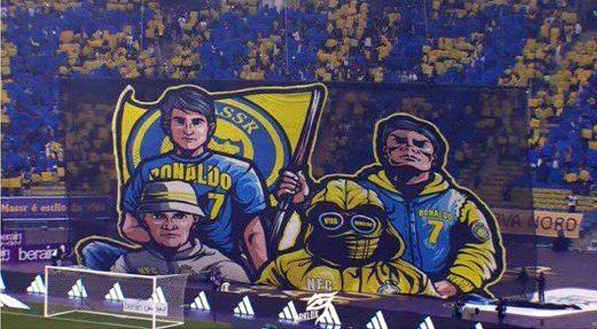 A Cristiano Ronaldo lo recibieron los aficionados con estas imágenes con su nombre y el número 7 en el estadio Príncipe Faisal bin Fahd de Riad.