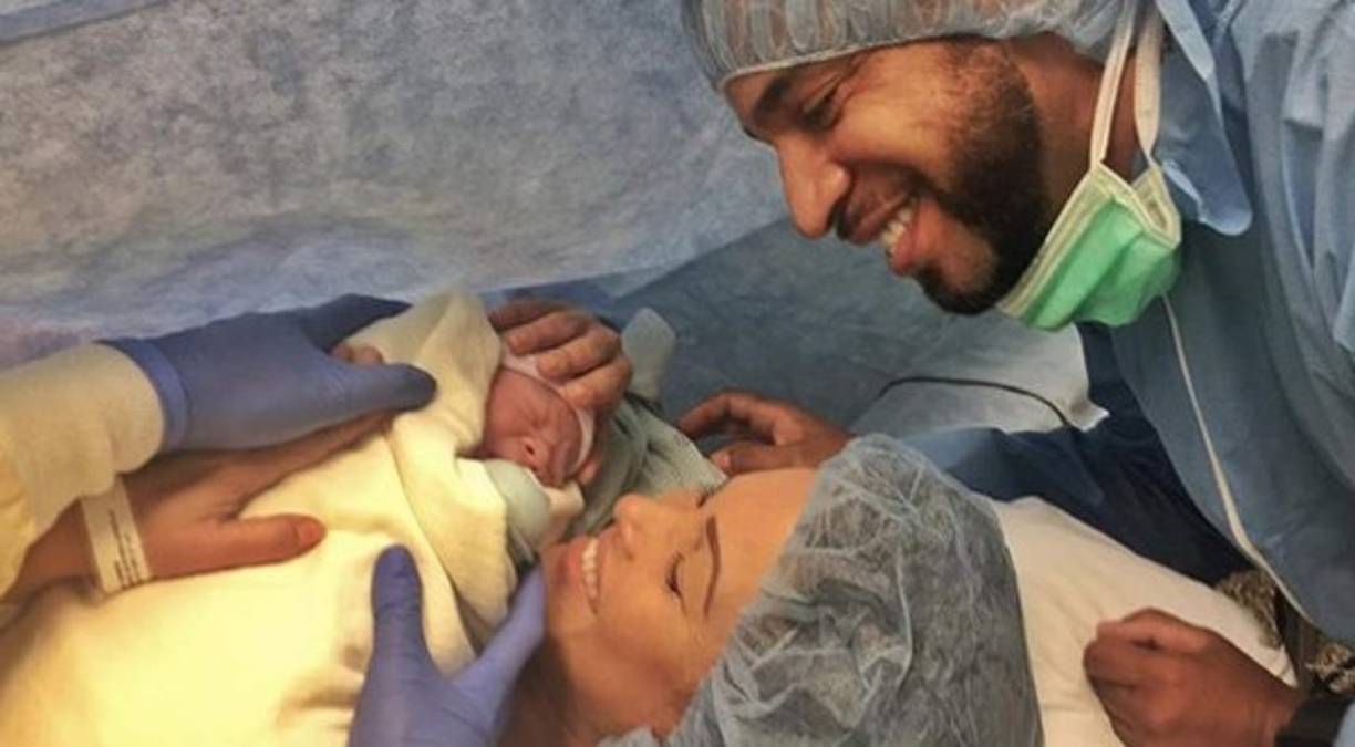 El cantante Henry Santos y su esposa Gisselle Méndez, Santos quien formó parte del grupo de bachata Aventura y ganador de la tercera temporada de Mira Quién Baila (Univision) dió un giro de 180 grados a su vida, luego de alejarse momentáneamente de los escenarios, contraer matrimonio y fue el 5 de septiembre en que la pareja le dió la bienvenida a su segundo hijo Gian Henry.