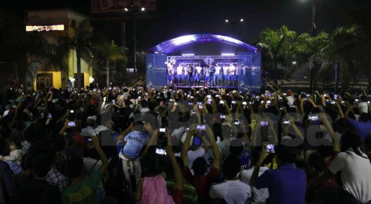 Gran ambiente se vivió en el Mall Las Américas de Choloma con la Bicolor.