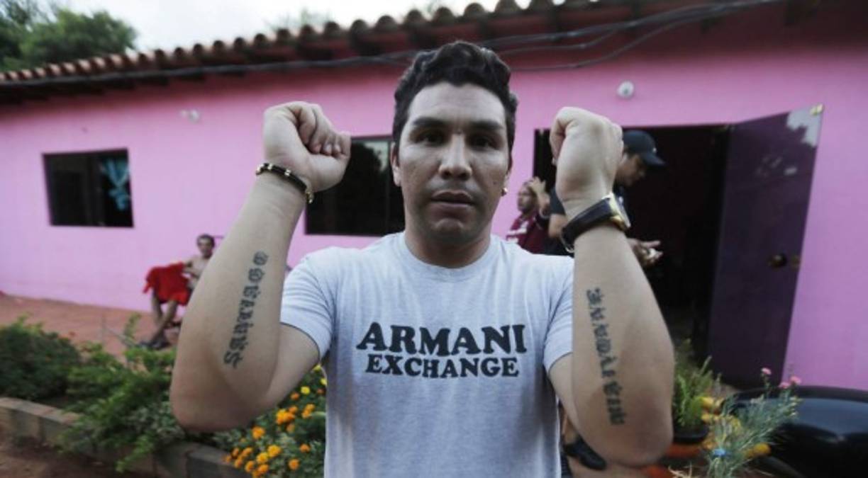 Salvador Cabañas piensa que, tras el atentado, ocurrió un milagro. “Hasta los doctores se sorprendieron. Dijeron que nadie sobrevive a esa clase de atentado. Escuchaba que decían que ya no iba a caminar más. Pasó el tiempo y volví a caminar y se sorprendieron todos”, dijo.