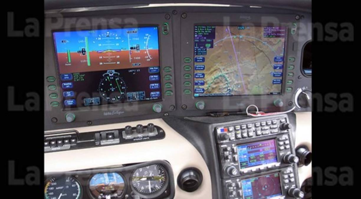 La cabina de pilotos la avioneta y los instrumentos de navegación del interior.