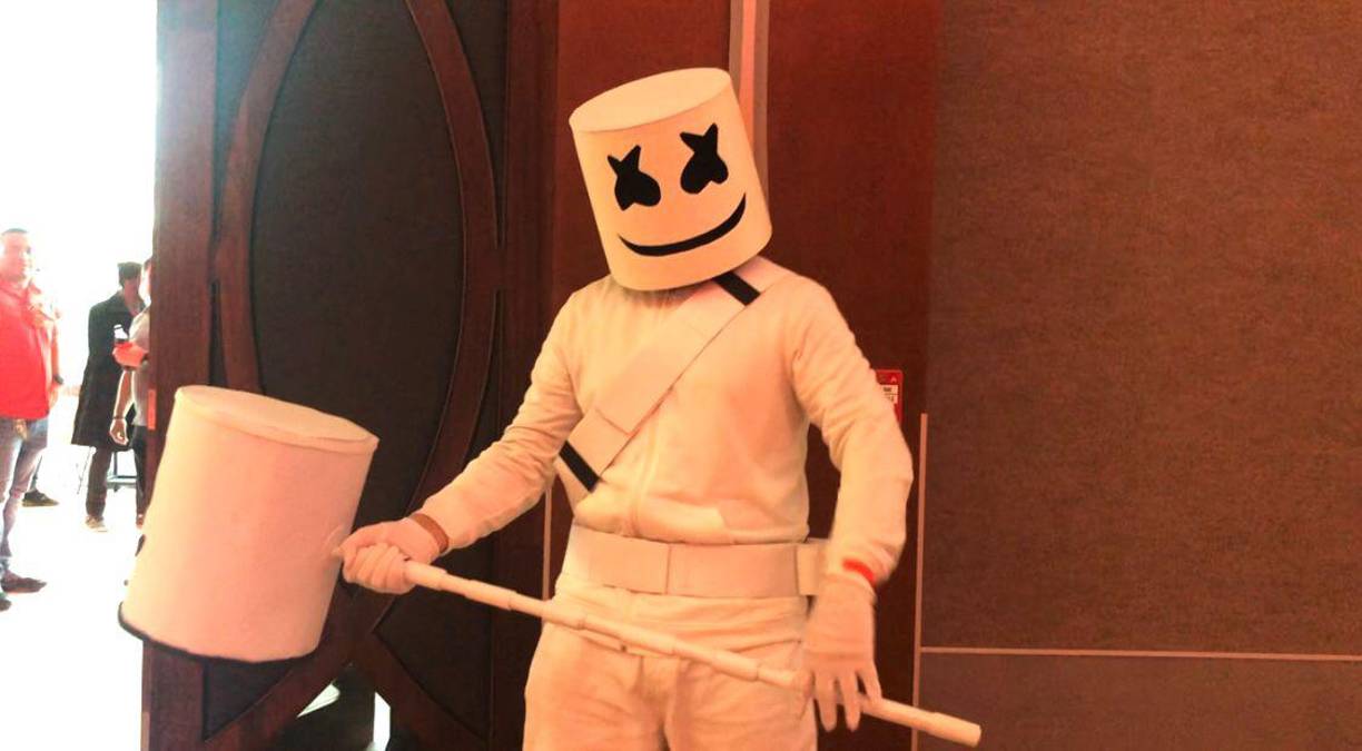 El famoso DJ Marshmello también fue personificado en el magno evento. 