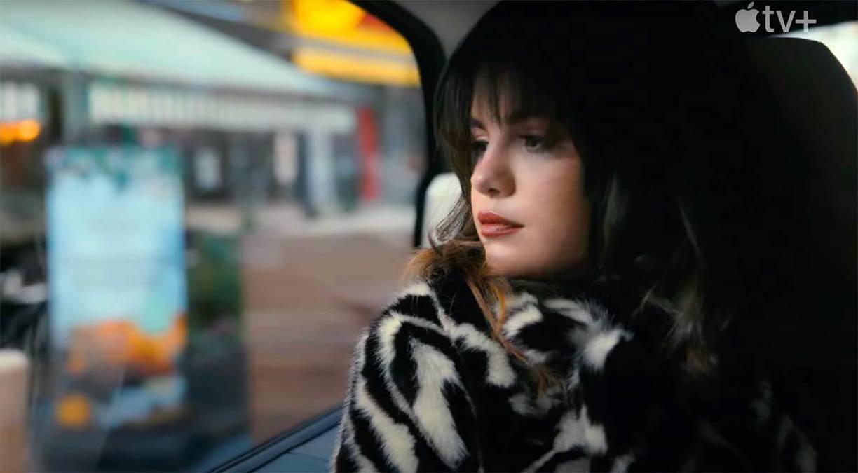 “Sé quien eres, Selena”, se dijo a sí misma. “A nadie le importa lo que haces. Se trata de quién soy, de estar bien con lo que soy. Estoy agradecida de estar viva”, se le oye decir mientras aparecían en la pantalla varias escenas de ella ensayando, cantando, peinándose y maquillándose, despertándose en habitaciones de hotel, caminando con un montón de cámaras a su alrededor y saliendo con sus amigos.