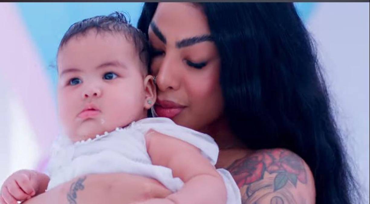 El video, que ya cuenta con miles de vistas, revela detalles íntimos de su vida personal, mostrando por primera vez el rostro de su adorada hija, Cattleya, fruto de su relación con el también cantante Anuel AA.