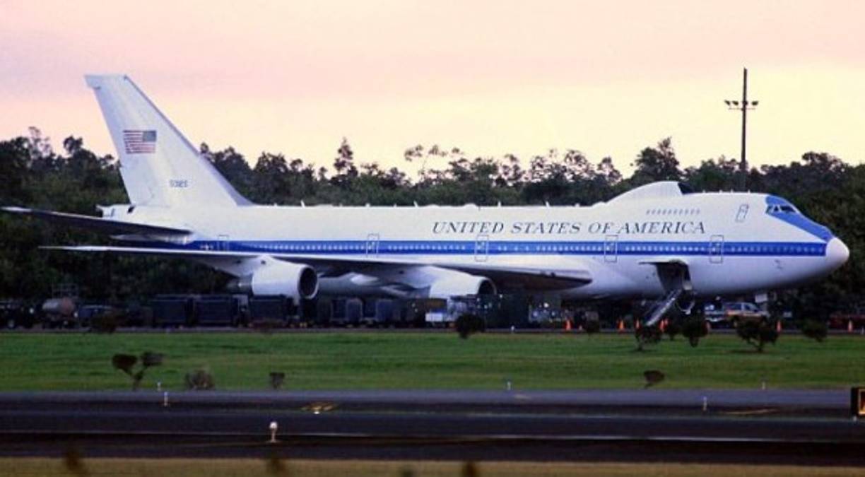 El denominado avión del fin del mundo de Estados Unidos es un centro de comando que sigue en cualquier viaje al presidente Donald Trump y que está preparado en todo momento para alejarse de posibles objetivos de ataque en solo minutos.