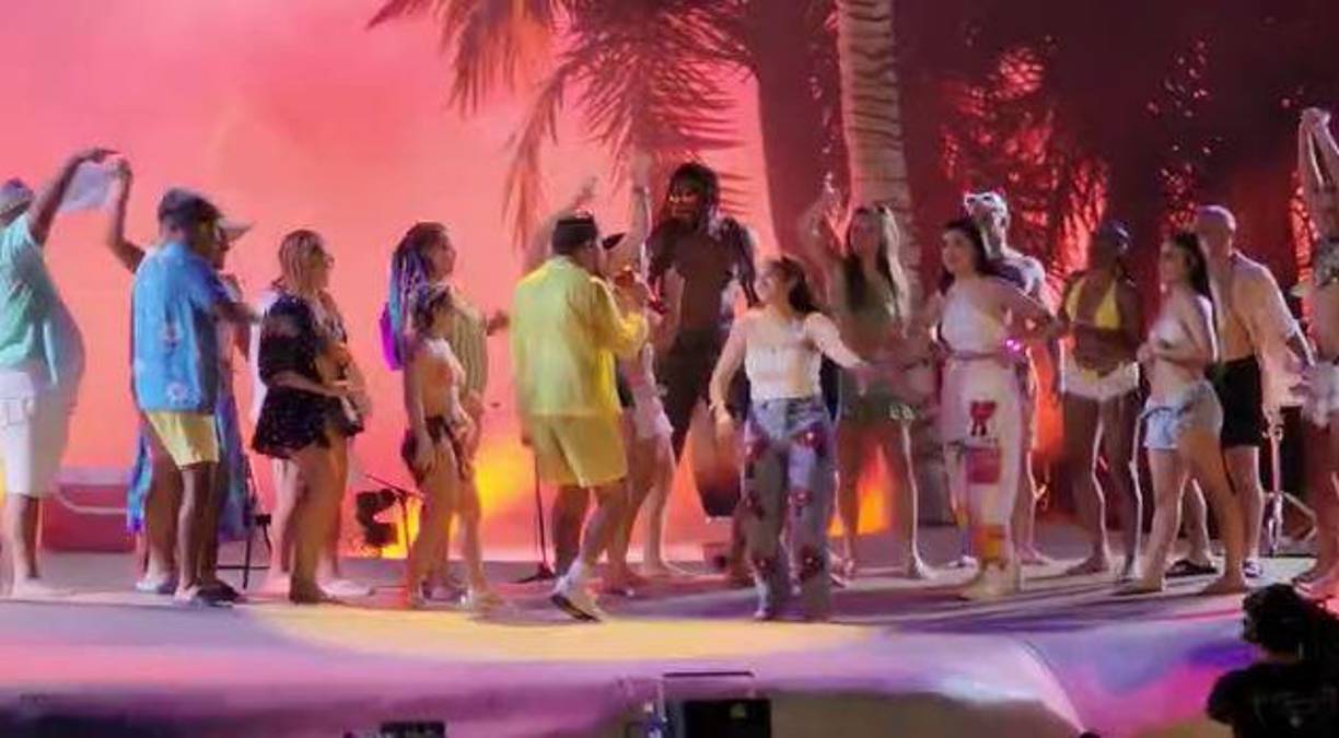 Algunos fanáticos tuvieron la oportunidad de subir al escenario y ser los más cercanos al cantante. 