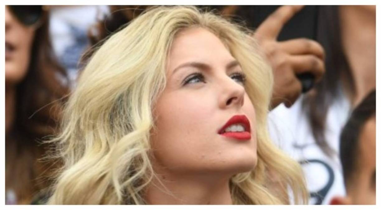 Camille, la esposa de Raphael Varane, engalanó las gradas del estadio Luzhniki. Foto AFP.