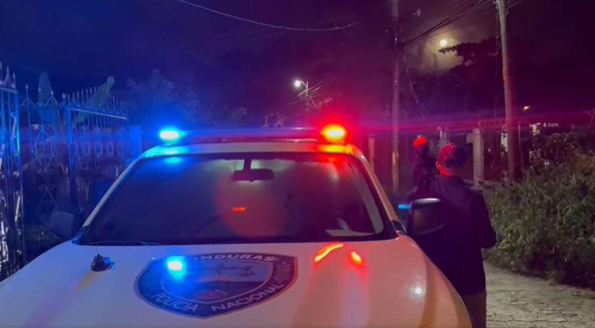 Su cadáver fue hallado por vecinos luego de que uno de ellos entró a su apartamento, dado que su hijo, de apenas dos años de edad, deambulada sólo en el patio y no paraba de llorar.