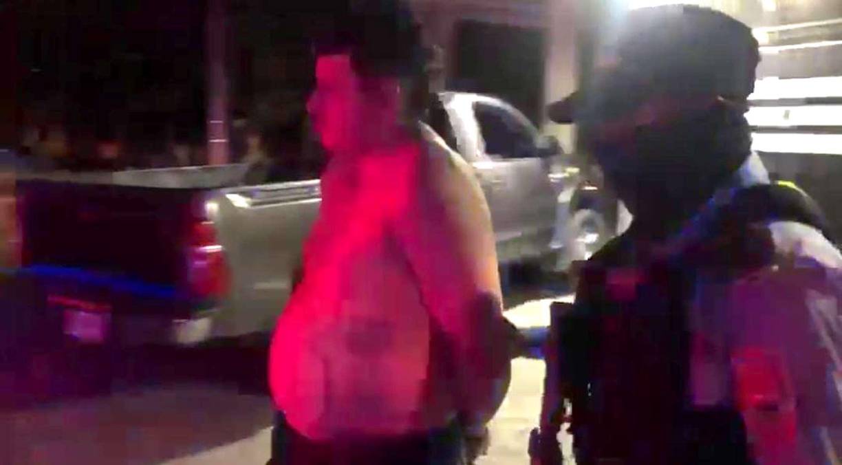 La captura del supuesto cabecilla de la pandilla 18 se logró en la colonia San Antonio, sector Chamelecón, de la capital industrial. Al momento de la detención se le decomisó un arma de fuego, tipo fusil AR-15 con su respectivo cargador y 30 cartuchos, un arma de fuego tipo pistola, un cargador para pistola con 12 cartuchos y un celular.