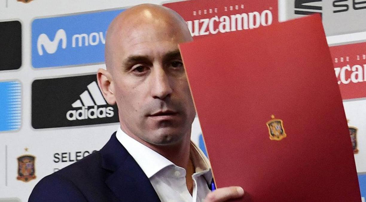 Luis Rubiales se ve cada vez más acorralado por las críticas tras su polémico beso a la jugadora Jenni Hermoso. A eso se le añaden que han circulado otras fotografías de lo que ha hecho con jugadoras de la selección femenina de España.