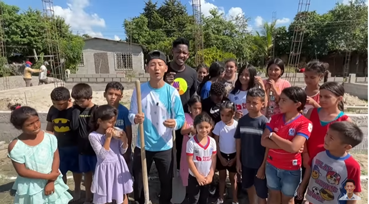 Los residentes y padres de la colonia se acercaron a Quioto para darle un abrazo ameno. El hondureño también se mostró muy contento en el lugar.