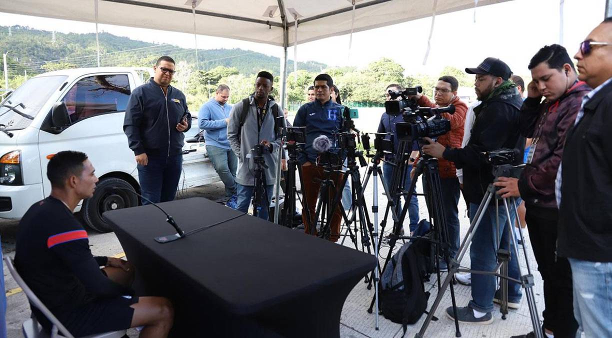Periodistas que le dieron cobertura al entrenamiento del Olimpia en el Centro de Alto Rendimiento.