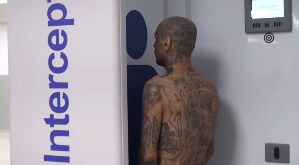 Luisito, manifestó que los presos antes de ingresar al centro penitenciario se les revisa con una tecnología escaner para saber si llevan algo dentro de su organismo.