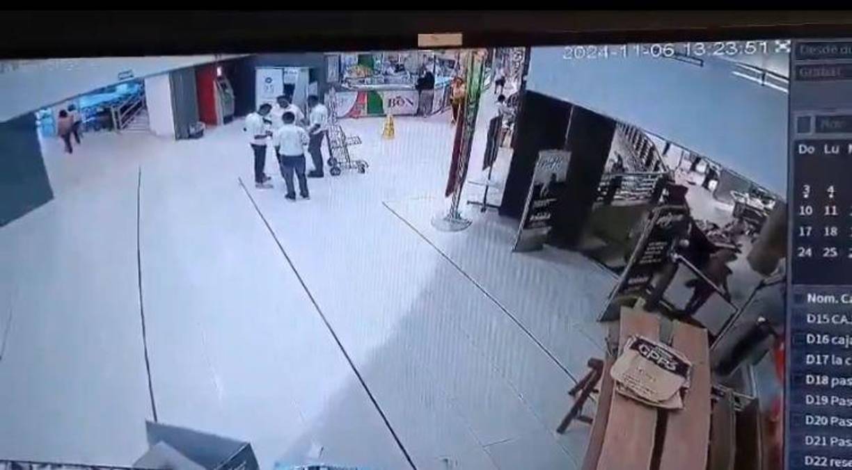 Minutos previos del accidente, un grupo de trabajadores uniformados estaban precisamente en el lugar del incidente, al escuchar crujir la construcción se alejaron por instinto.