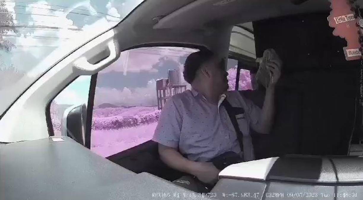 Con el extorsionador fuera, el motorista y su ayudante conversaron acerca de lo que había acontecido.