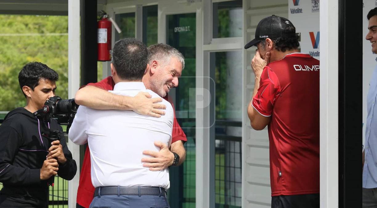 El presidente Rafael Villeda y el cuerpo técnico de Pedro Troglio se volvieron a reencontraron y se saludaron de manera efusiva.