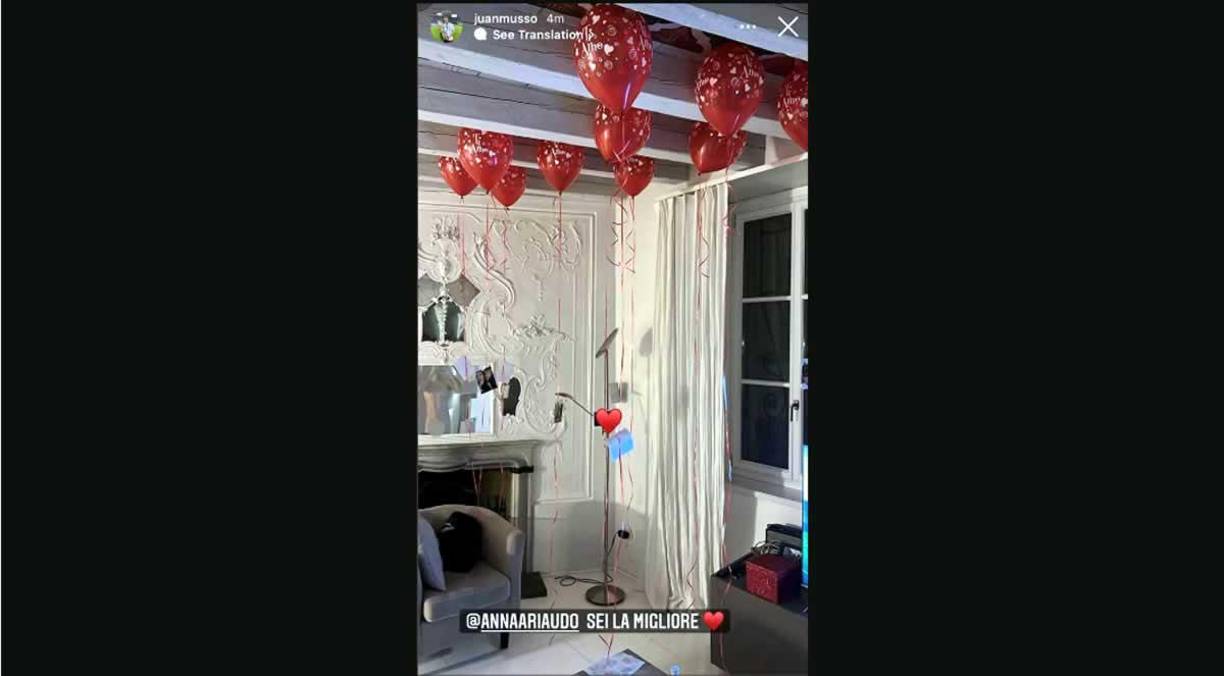 Juan Musso subió esta imagen a sus historias de Instagram sin percatarse de un descuido que lo hizo convertirse en noticia. En la fotografía aparece un espejo que muestra en su reflejo al portero, completamente desnudo mientras capta la escena con su celular.