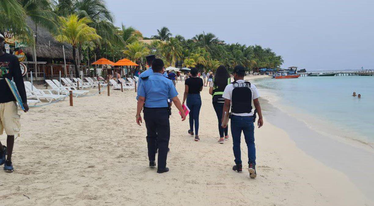 Autoridades realizan inspección en las playas de West End y West Bay, Islas de la Bahía, para verificar presencia de menores de edad en condición de mendicidad. 