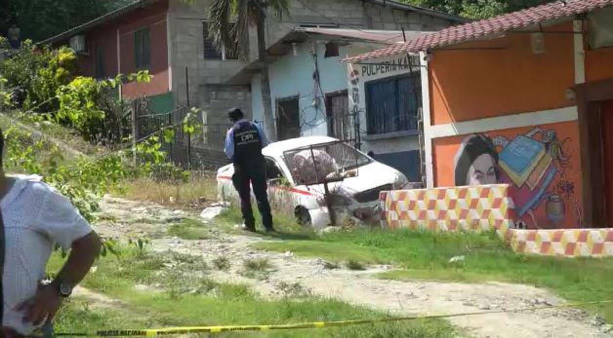 El carro que conducía la víctima terminó chocando con el cerco de una propiedad.