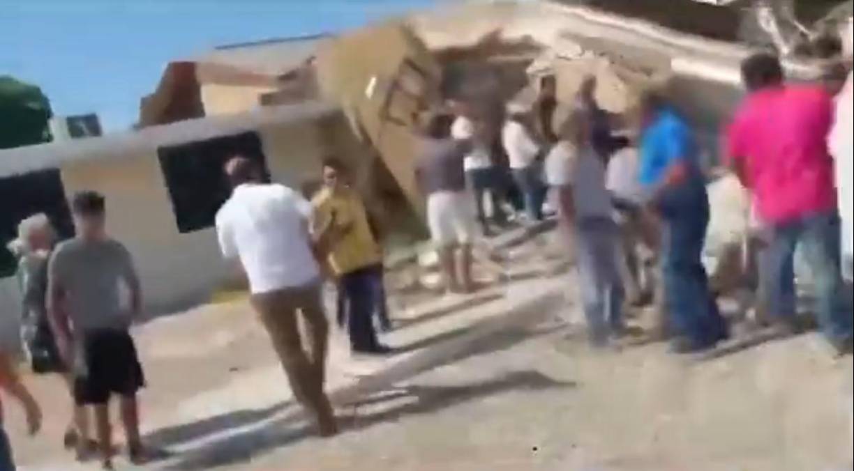 Fue a través de un video en las redes sociales donde se vio caer toda la infraestructura del templo santo. Estiman que hay más de 200 personas atrapadas debajo de los escombros.