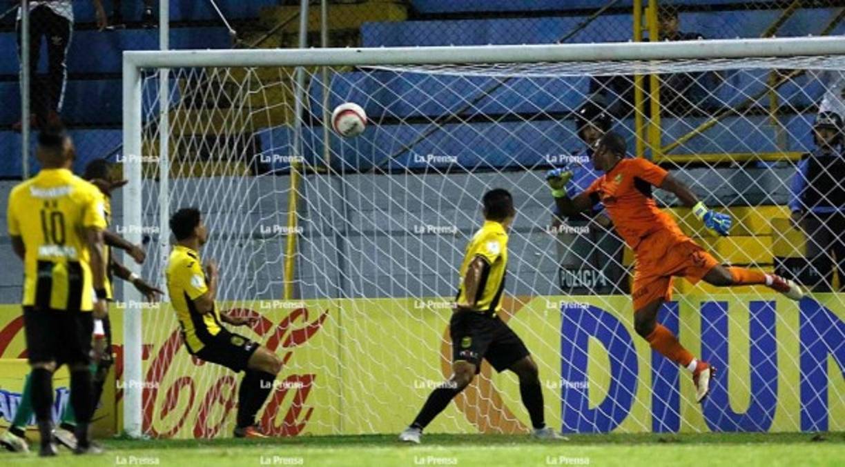 'Buba' López le llegó a todas, menos a este cabezazo de Carlo Costly.