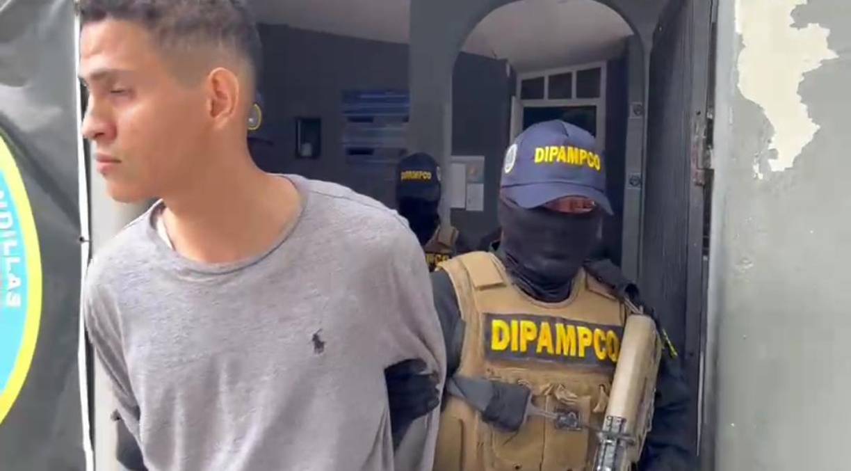 El primer detenido es alias “Peligro”, de 23 años de edad, según su expediente, es miembro activo de la Mara Salvatrucha MS-13 desde hace aproximadamente dos años. 