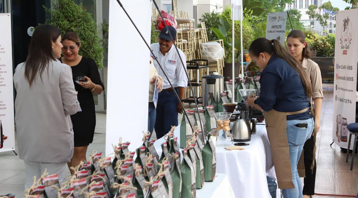 Por su parte, la fundación COHONDUCAFÉ trabajó con 29 mujeres productoras en Ceguca, Santa Bárbara, para establecer la marca “Eco-Café 1605”, fortaleciendo sus conocimientos en procesamiento de café, emprendimiento, administración, mercadeo y trabajo asociativo a través del programa “Mujer, Café y Prosperidad”.