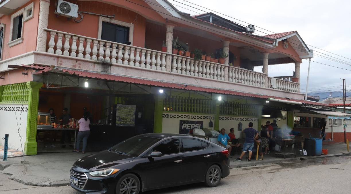 Pollos Nixon, con 30 años de existencia, se ubica en el Bulevar Las Torres, colonia Satélite, frente a la escuela Primero de Febrero. Tiene platos desde 70 hasta 170 lempiras, y opera de 10:30 am a 9:00 pm de martes a domingo.