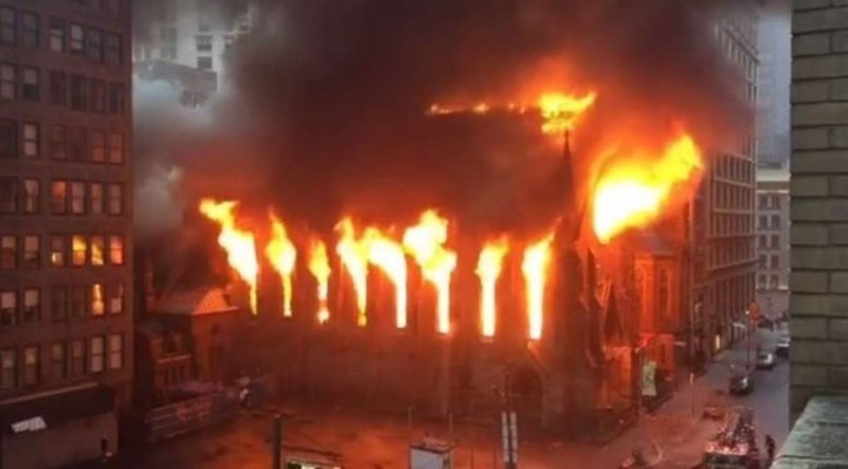 2 mayo 2016.- Un incendio en una catedral ortodoxa serbia de Manhattan destruye gran parte del edificio, incluido desde 1968 en la lista de patrimonio protegido de Nueva York. El edificio, situado en la calle 25, fue construido en 1855 como una iglesia episcopal y ha sido catedral ortodoxa desde los años 40.