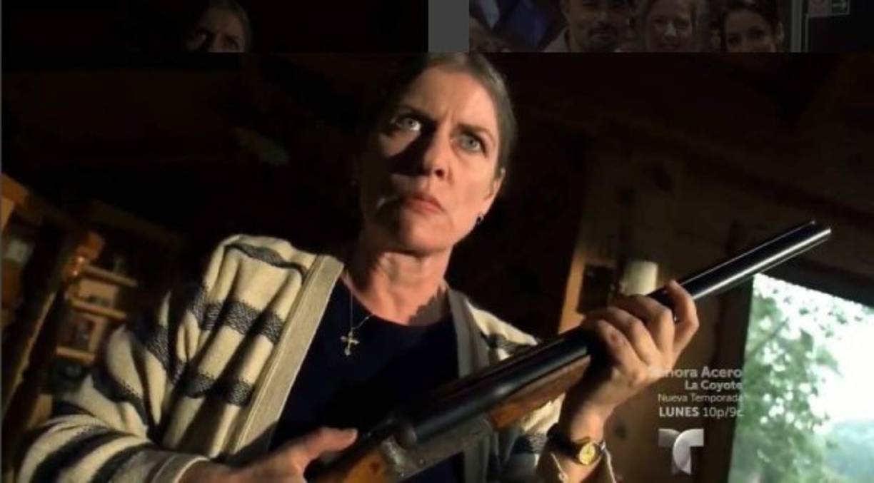 Hasta a Doña Alba (Lisa Owen) alcanzan los enemigos de Aurelio. Matan a sus hombres de seguridad, y ella se arma para enfrentar a sus enemigos.